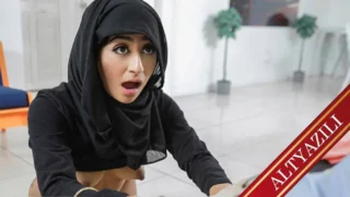 Havuz keyfi öncesi dolgun üvey kız kardeşini kremlerken azıp sikiyor