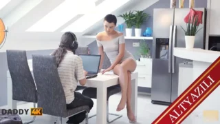 Büyük götlü türk güzeli kucakta zıplatarak sikiyor